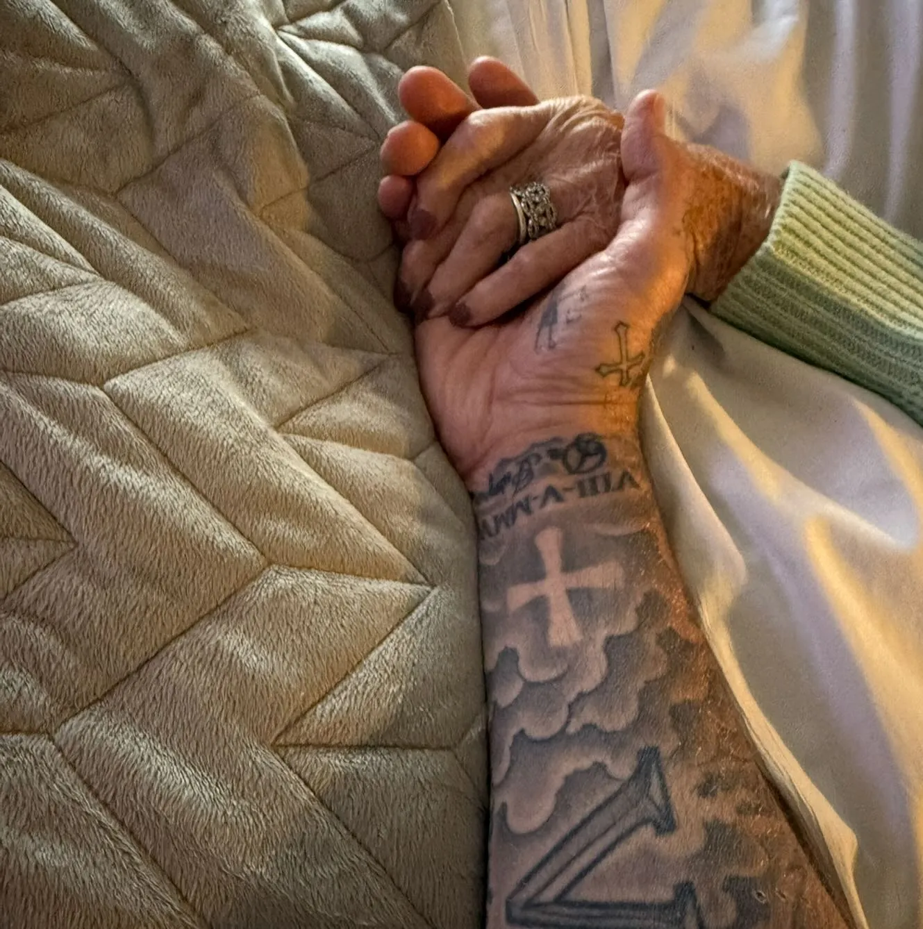 David Beckham sujeta la mano de su gran amiga Kath.