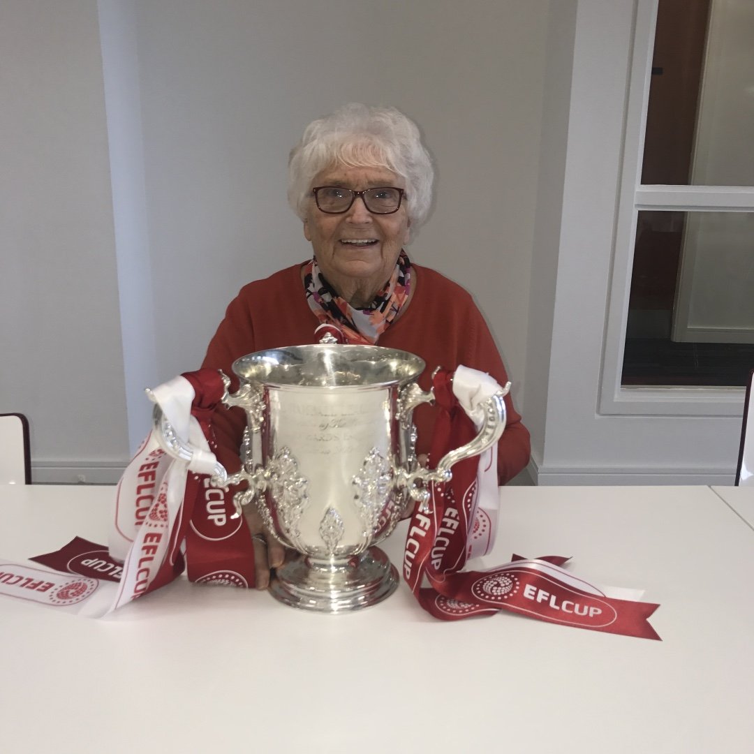 Kath Pipps sujetando uno de los premios de Manchester United.