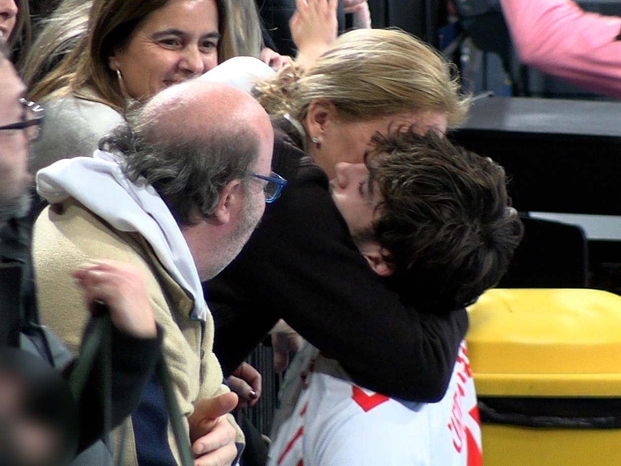 La infanta Cristina abraza muy emocionada a su hijo, tras la victoria de su equipo.