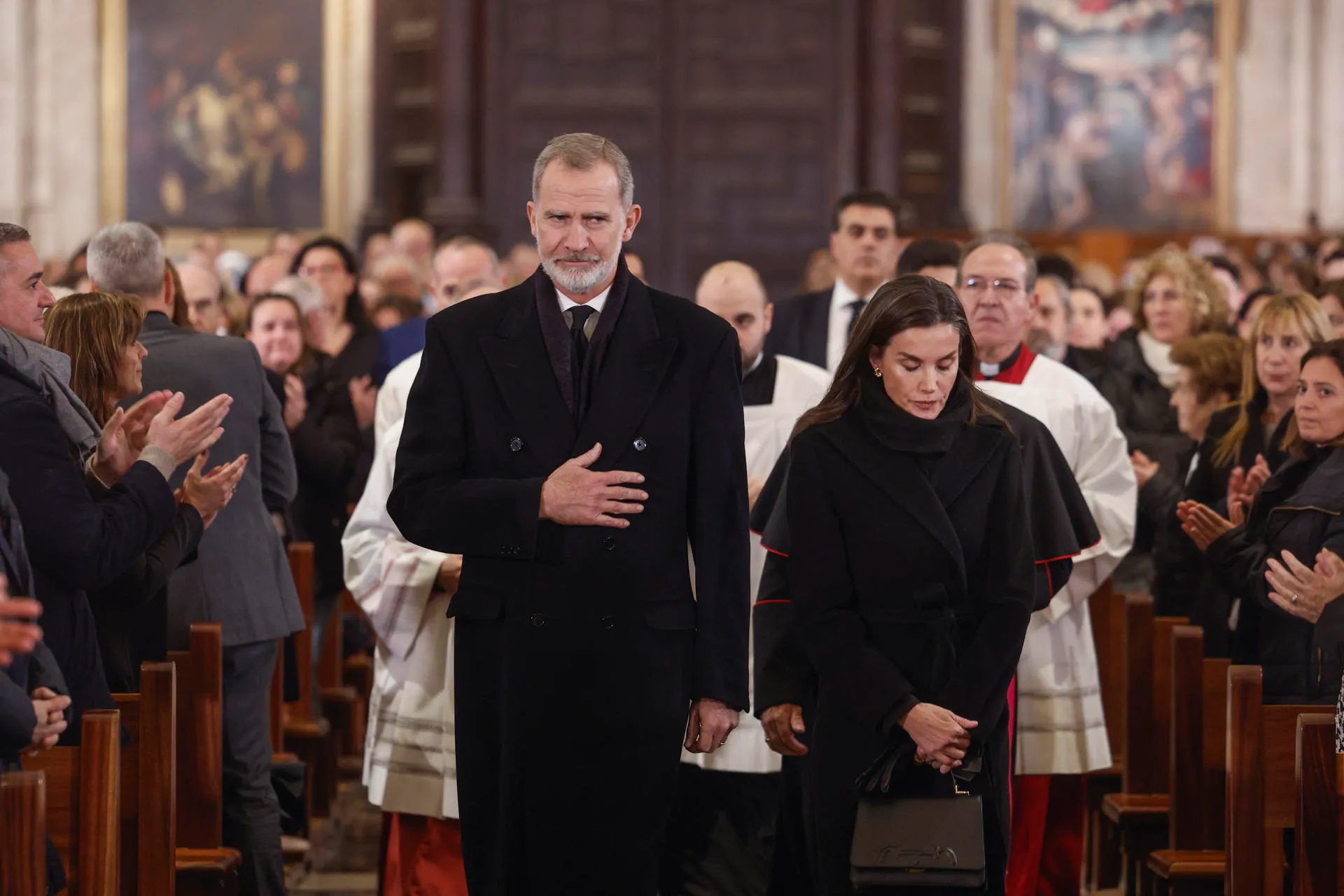 El rey Felipe y la reina Letizia durante el funeral por las víctimas de la DANA celebrado este lunes en la catedral de Valencia. EFE/Kai Försterling POOL