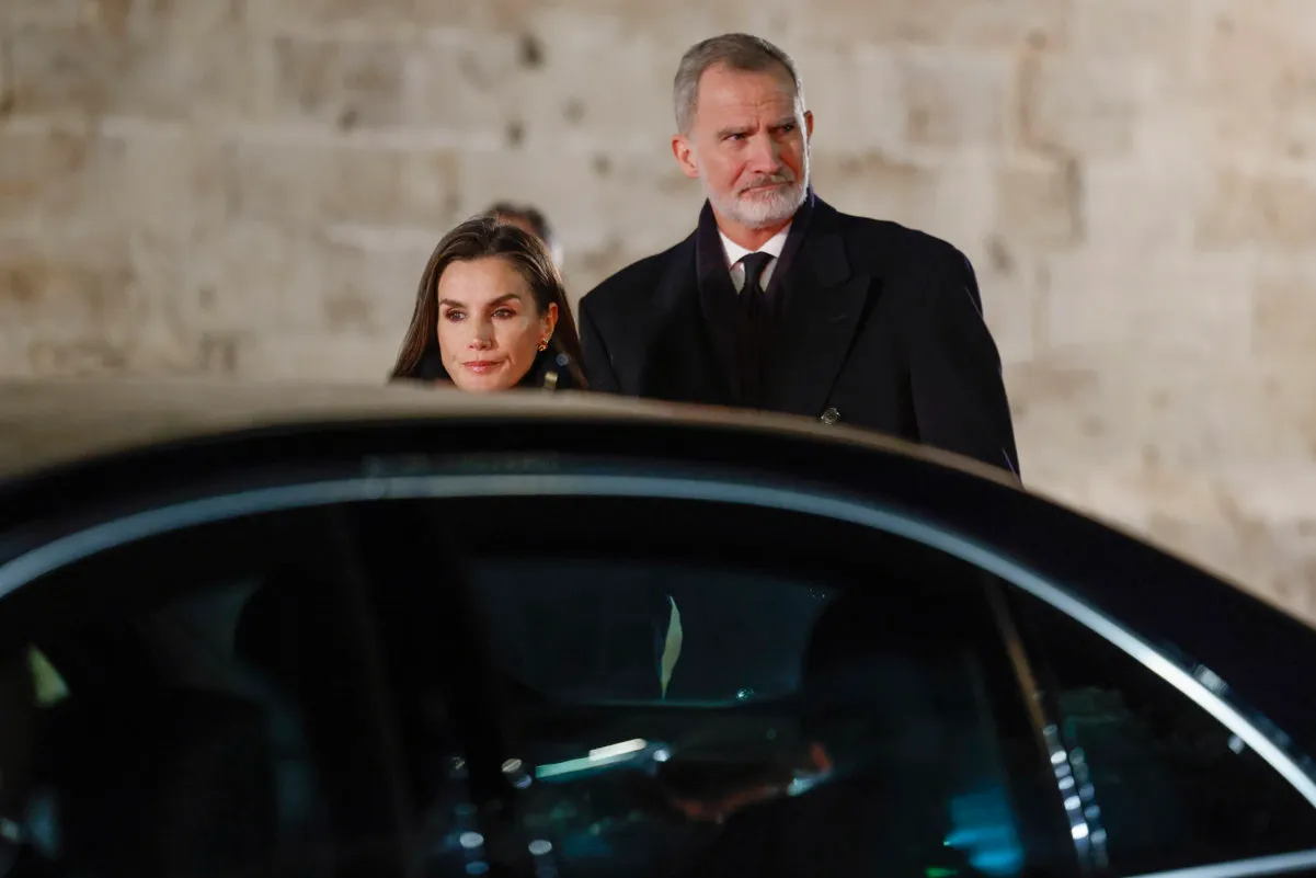 El rey Felipe y la reina Letizia durante el funeral por las víctimas de la DANA celebrado este lunes en la catedral de Valencia. EFE/Kai Försterling POOL