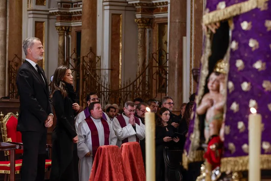 El rey Felipe y la reina Letizia durante el funeral por las víctimas de la DANA celebrado este lunes en la catedral de Valencia. EFE/Kai Försterling POOL