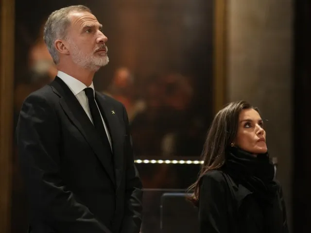 El rey Felipe y la reina Letizia durante el funeral por las víctimas de la DANA celebrado este lunes en la catedral de Valencia. EFE/Kai Försterling POOL