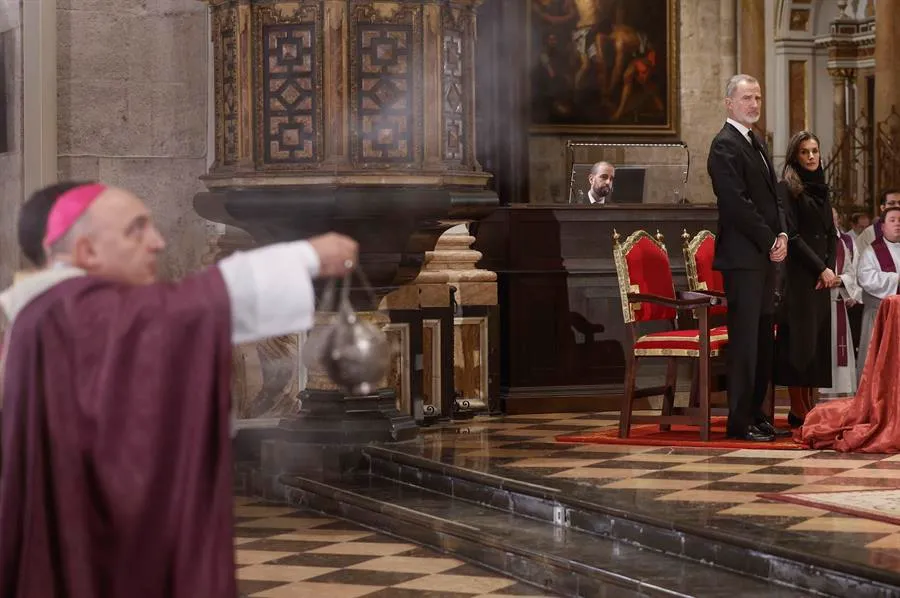 El rey Felipe VI y la reina Letizia durante el funeral por las víctimas de la DANA celebrado este lunes en la catedral de Valencia. EFE/Kai Försterling POOL