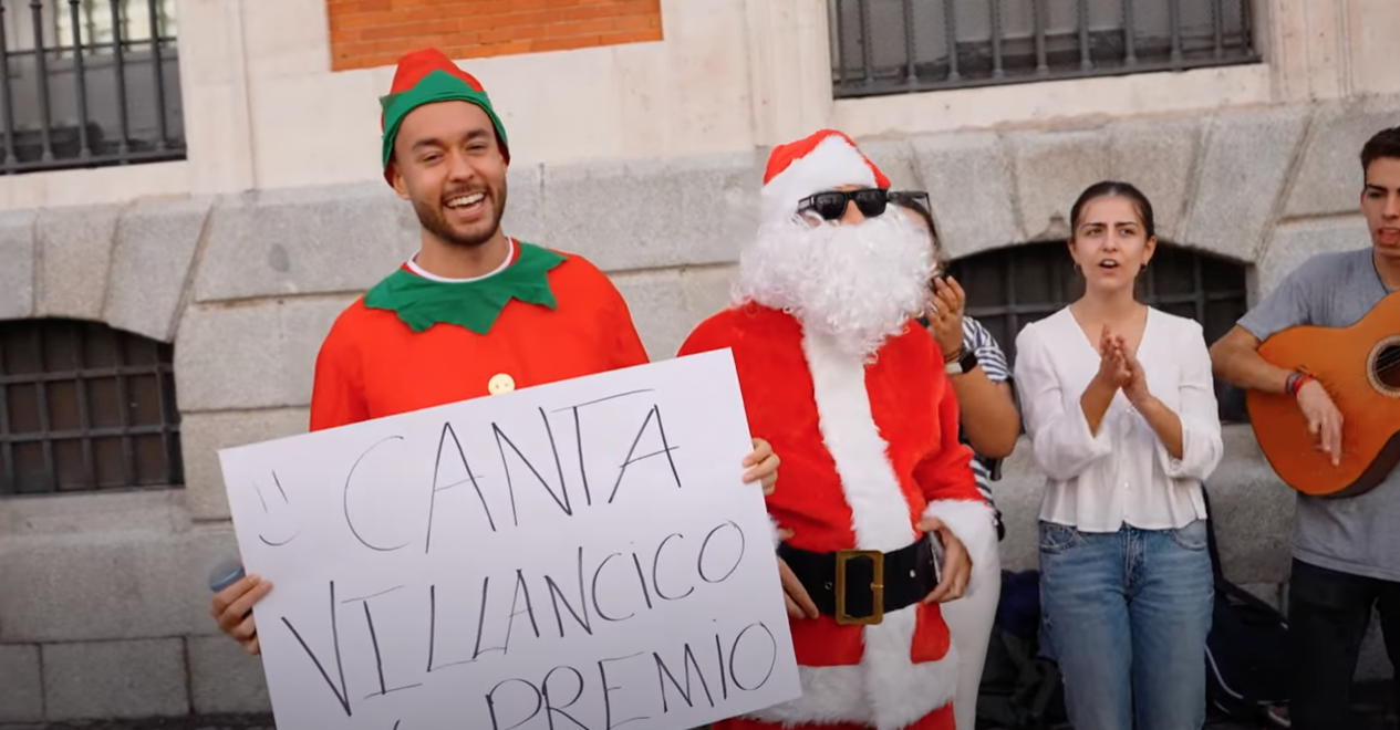 David Bisbal sorprende a sus fans cantando villancicos en Madrid