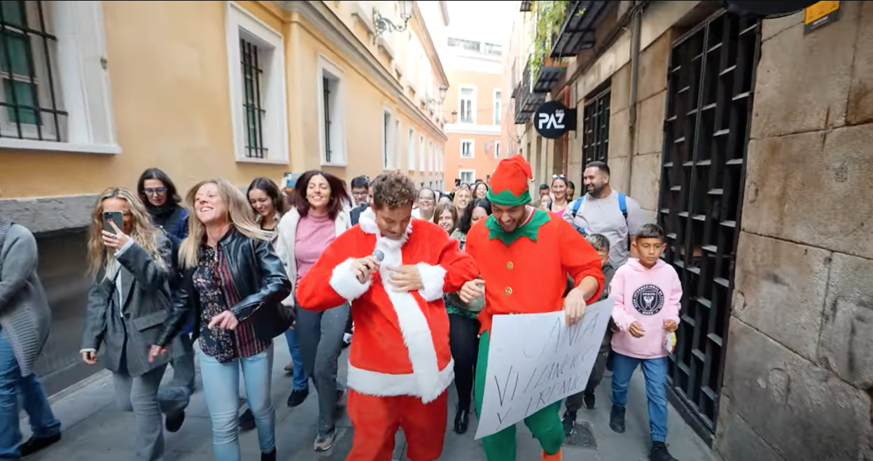 David Bisbal sorprende a sus fans cantando villancicos en Madrid