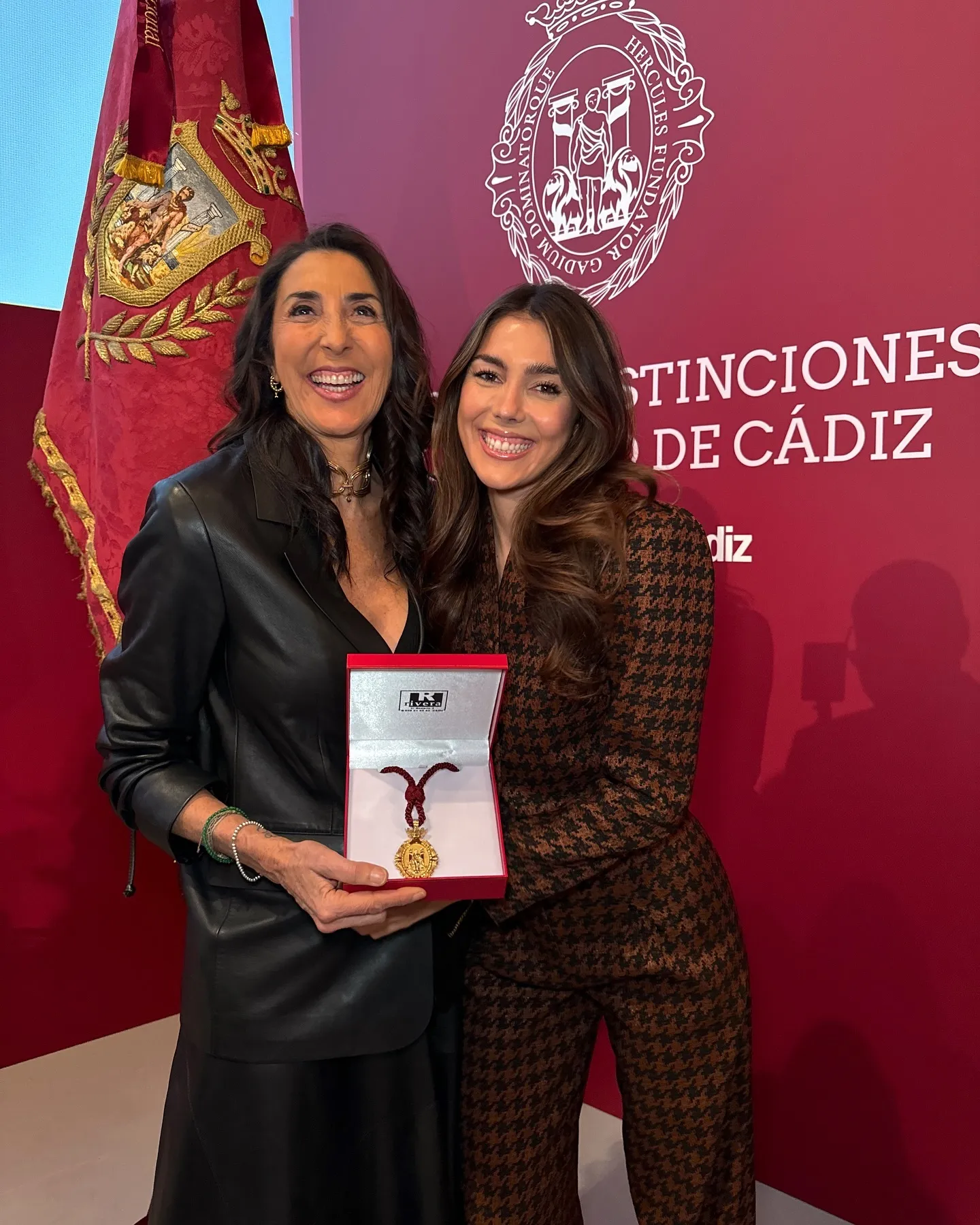 Paz Padilla con su hija Anna, el día de su nombramiento como hija predilecta de Cádiz