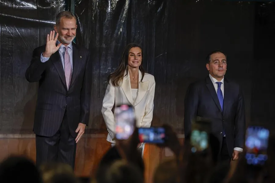 Felipe y Letizia con el ministro de Asuntos Exteriores, José Manuel Albares.