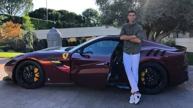 Cristiano Ronaldo con uno de sus coches.