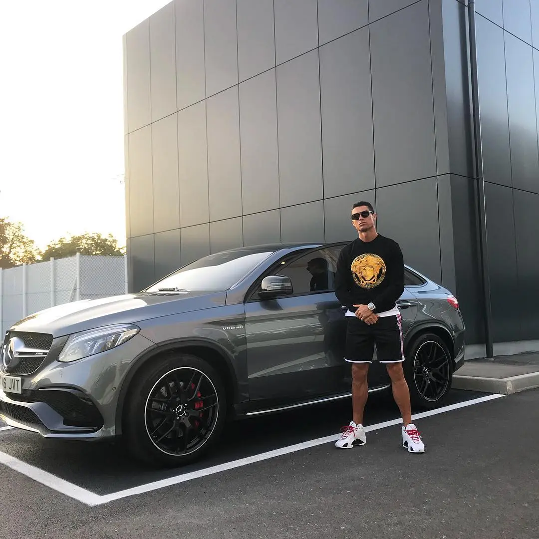 Cristiano Ronaldo con uno de sus coches.