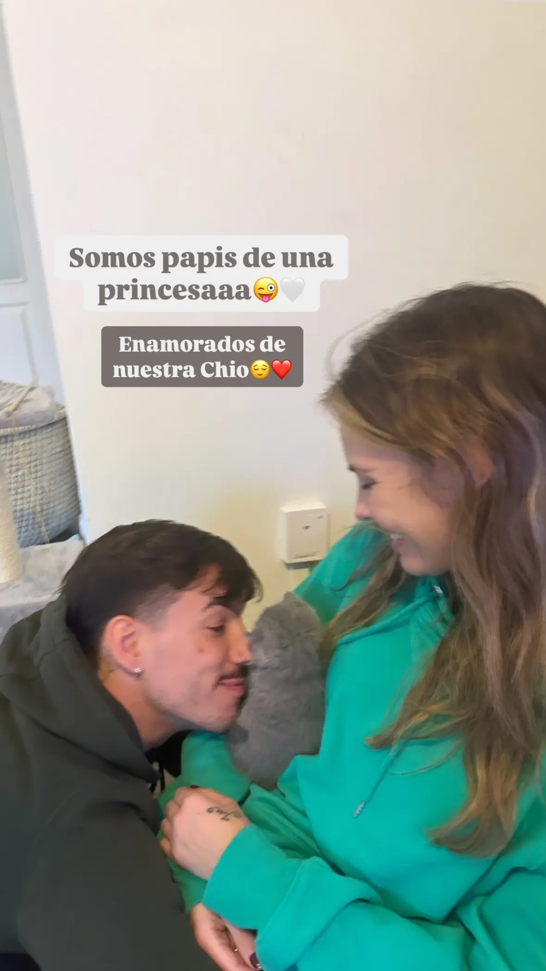 Jessica Bueno y Luitingo, con su gatita.