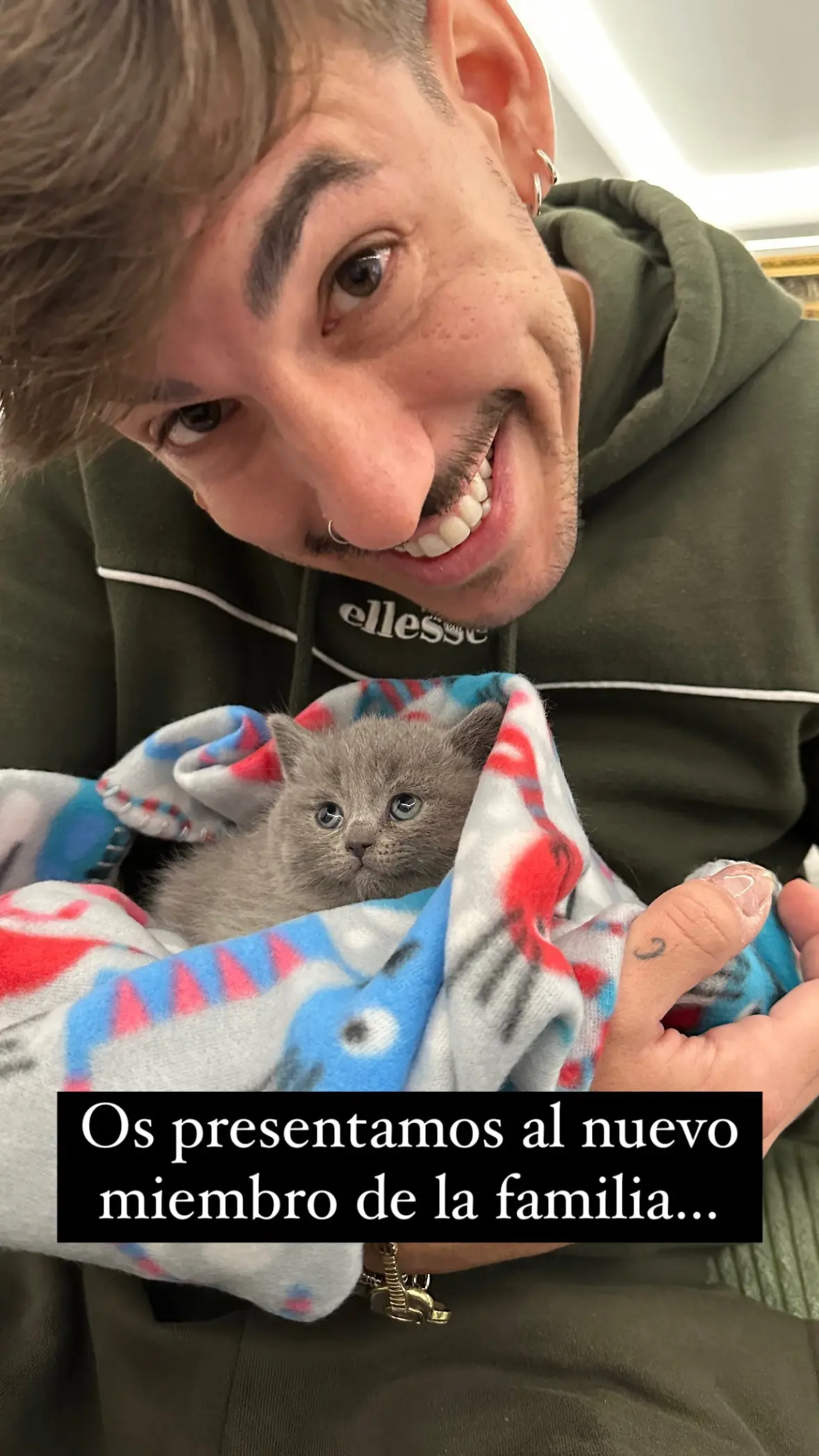 Luitingo, con su gatita.