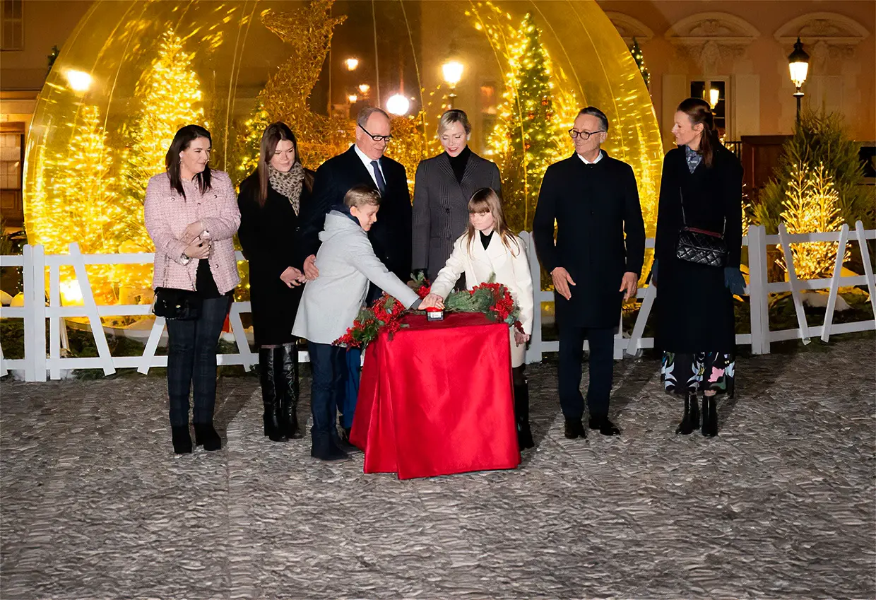 LOS PRINCIPITOS DE MÓNACO ENCENDIERON LAS LUCES. Los pequeños Jacques y Gabriella, de 10 años, se lo pasaron en grande poniendo en marcha la iluminación navideña de Montecarlo en compañía de sus padres, Alberto y Charlene, y de su prima Camile Gottlieb.