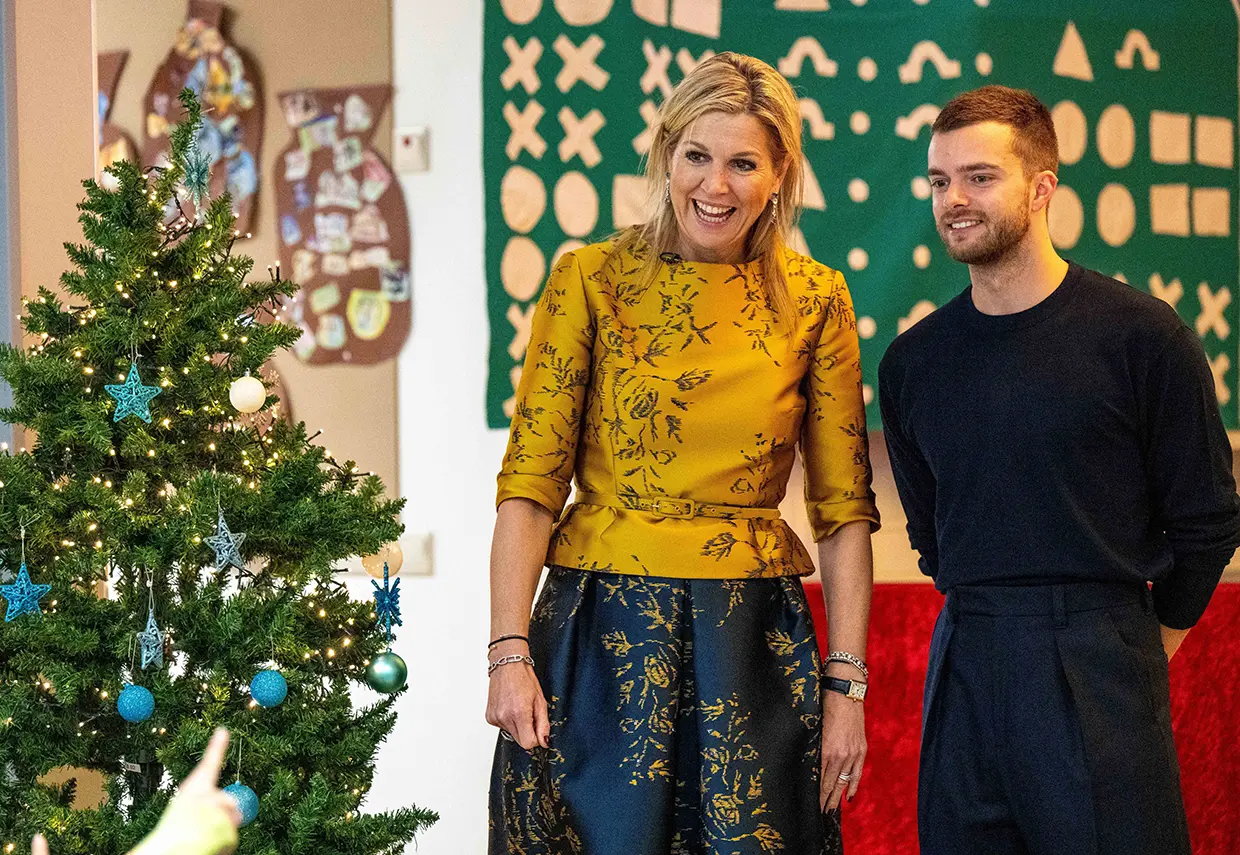 Maxima de Holanda admirando un árbol de Navidad.