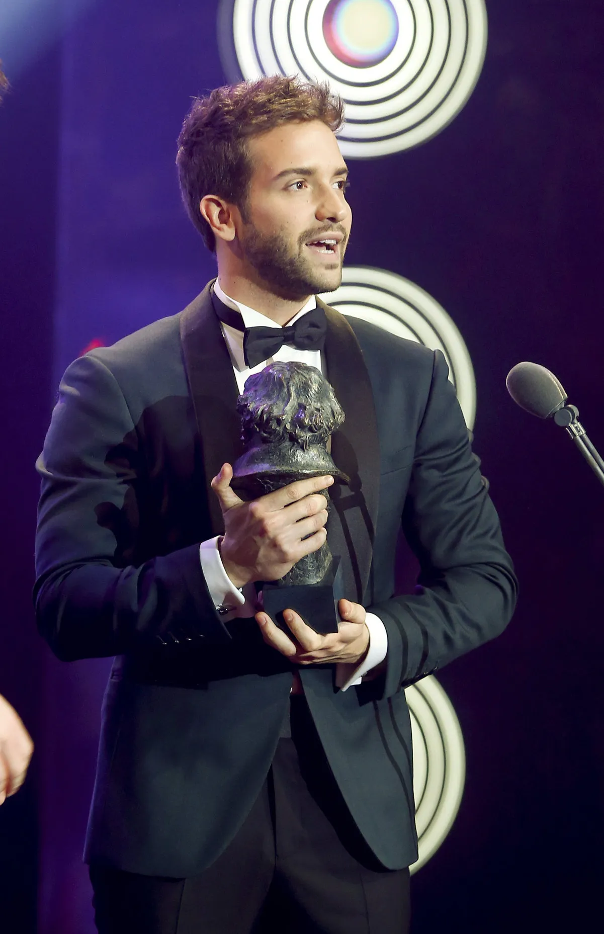 Pablo Alborán en los Goya 2016 con su premio