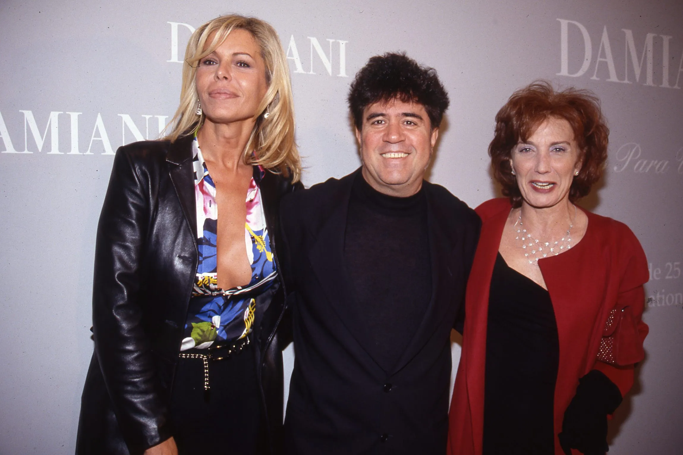 Marisa Paredes con Pedro Almodóvar y Bibiana Fernández.