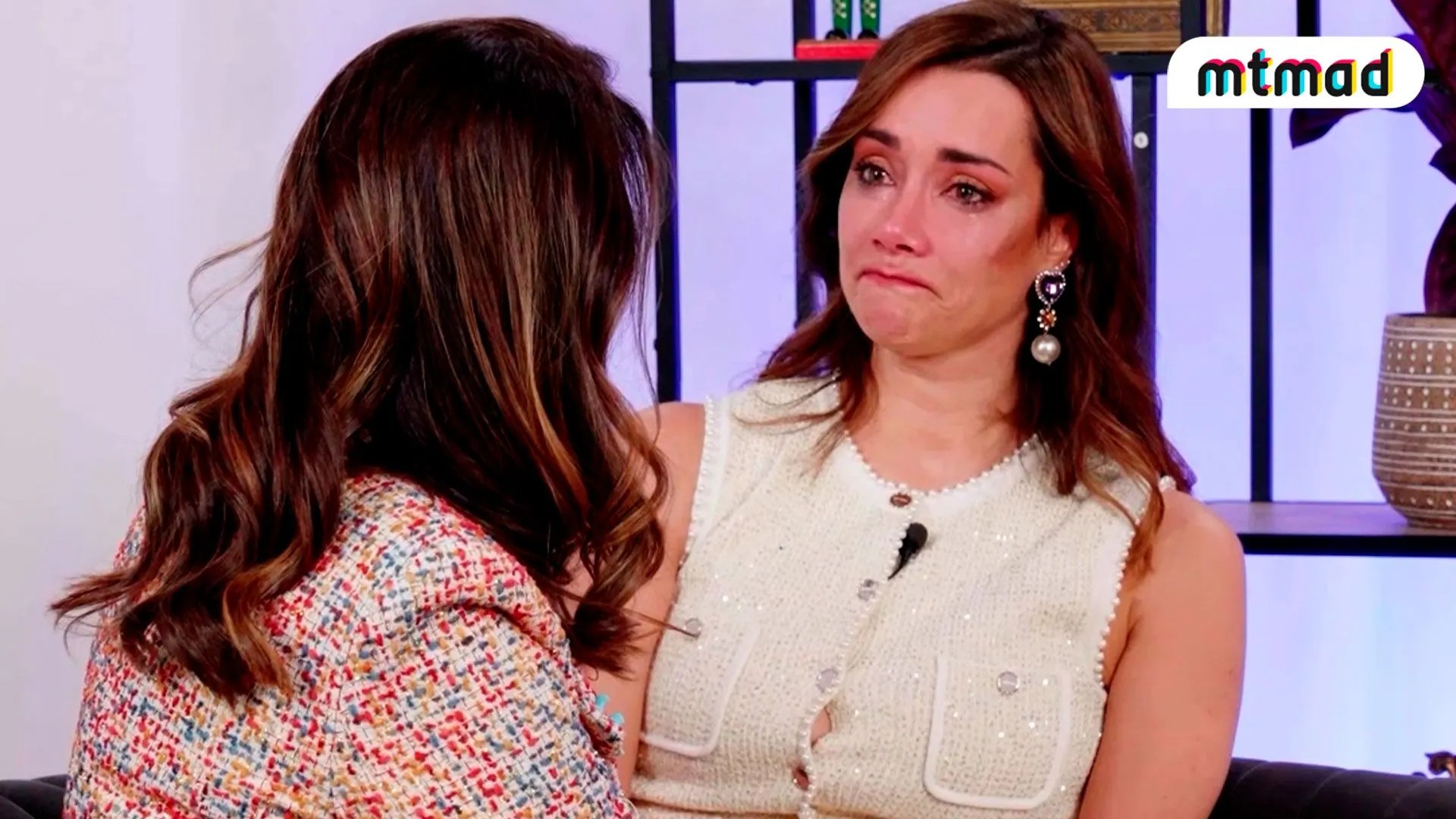 Adara Molinero llorando con su madre en su podcast de Mtmad