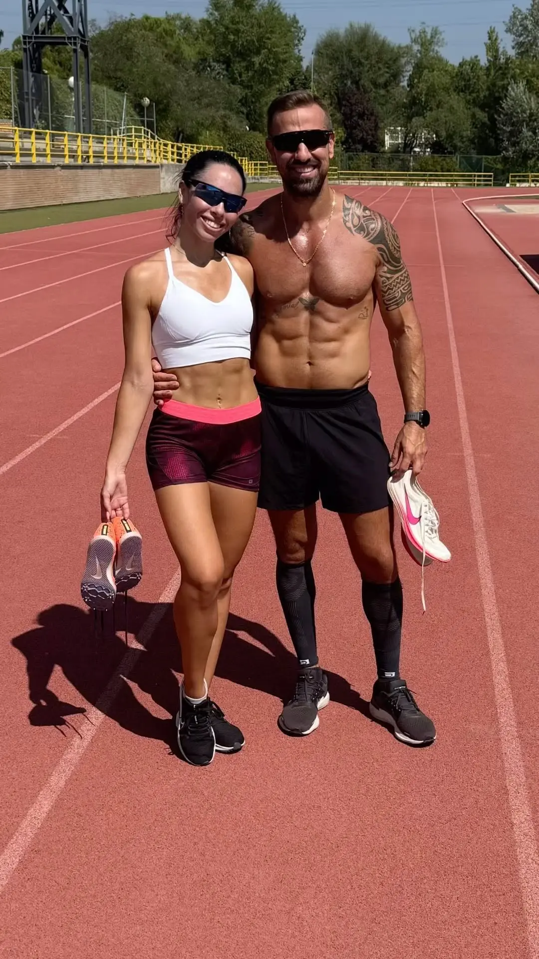 Rafa Mora junto a su pareja, Macarena Millán.