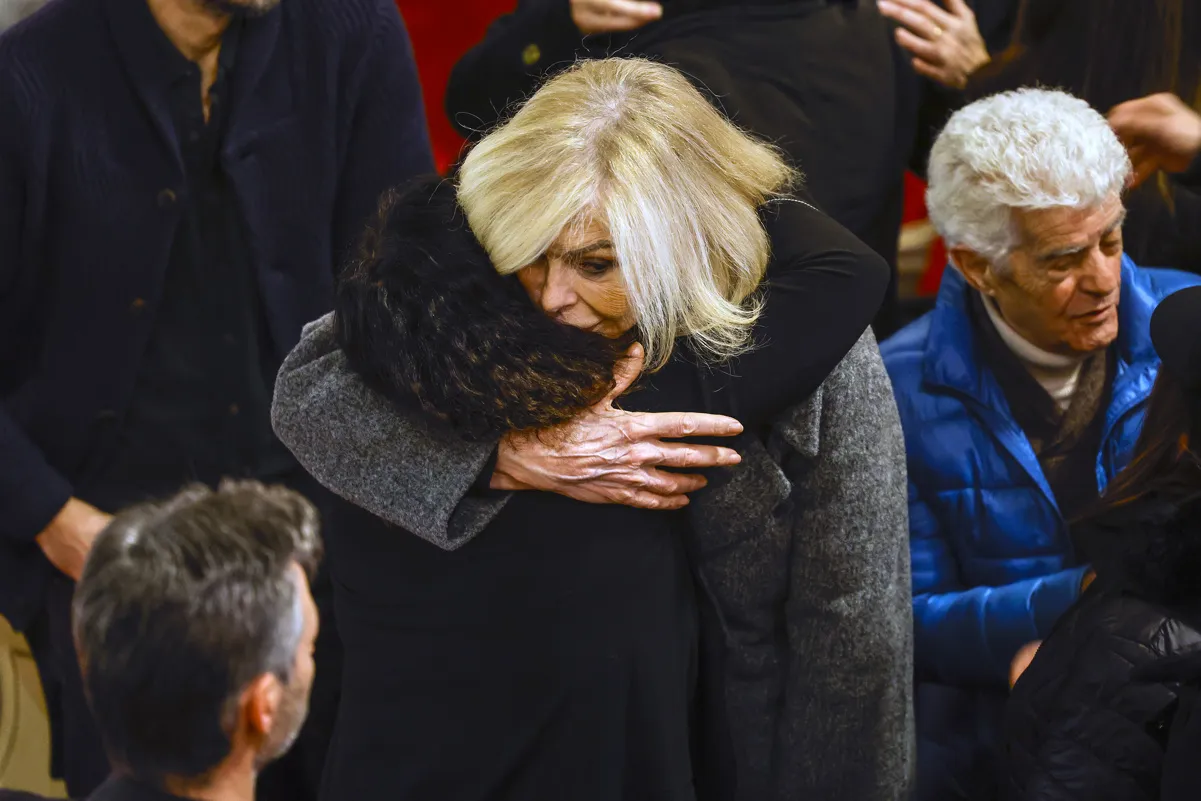 Bibiana Fernández abraza a María Isasi, hija de Marisa Paredes.