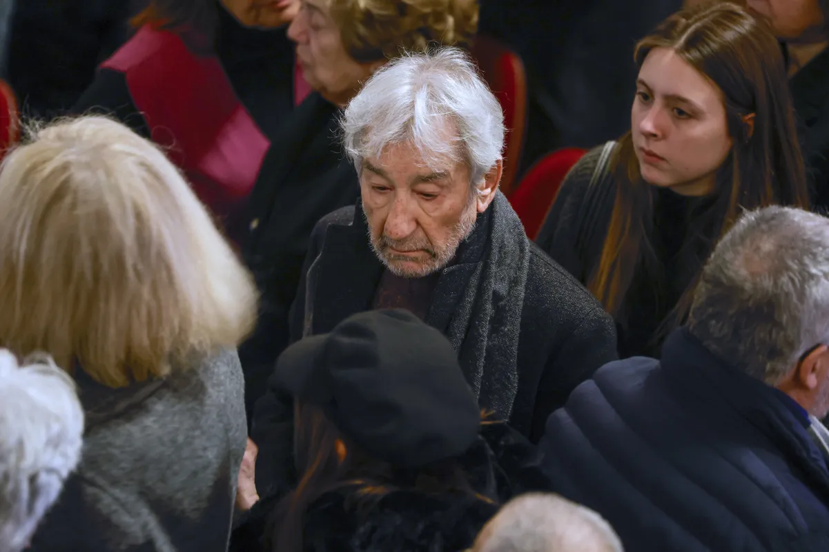 José Sacristán en la capilla ardiente de Marisa Paredes.