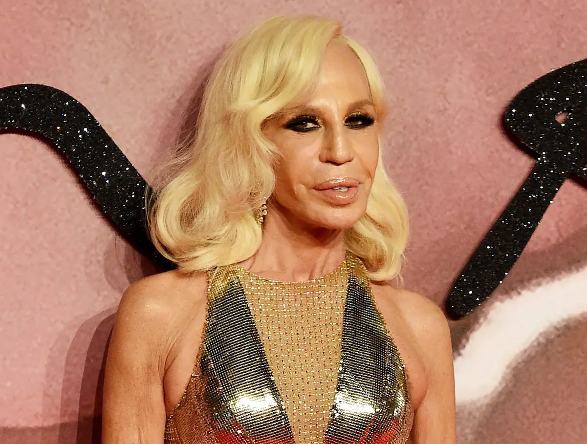 Donatella Versace operaciones