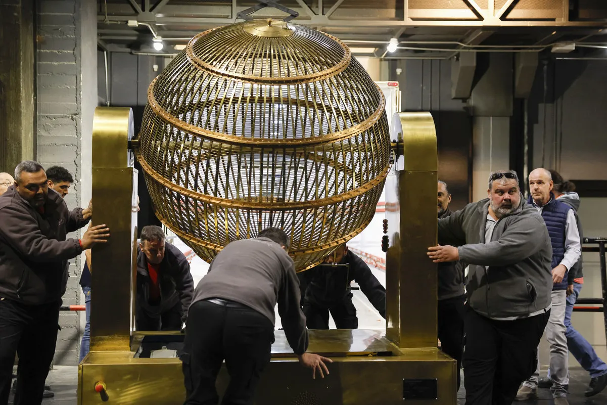 Los bombos del sorteo de la Lotería de Navidad, llegando al Teatro Real hace unos días.