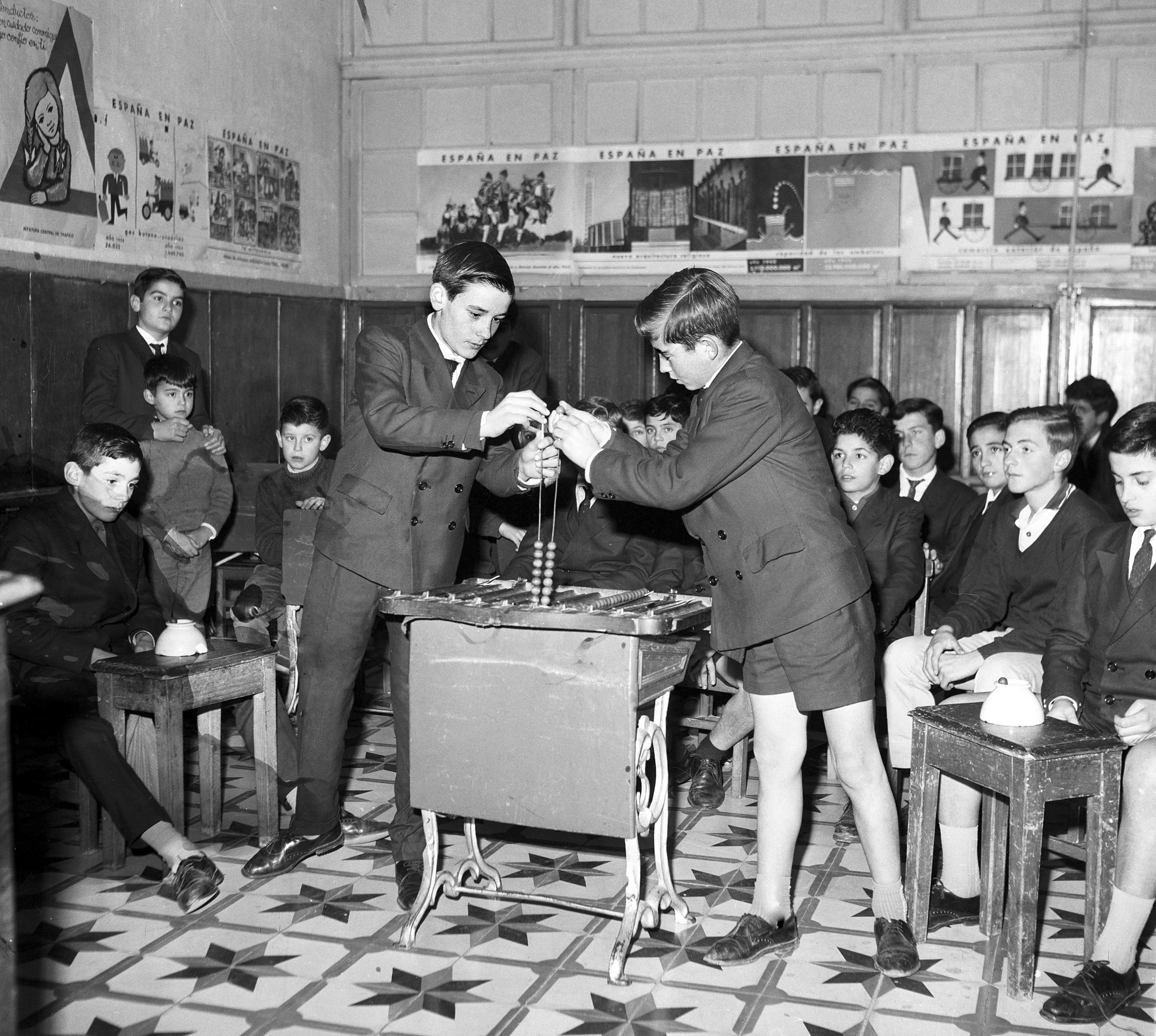 Niños de San Ildefonso ensayando la Lotería de Navidad, en 1965.