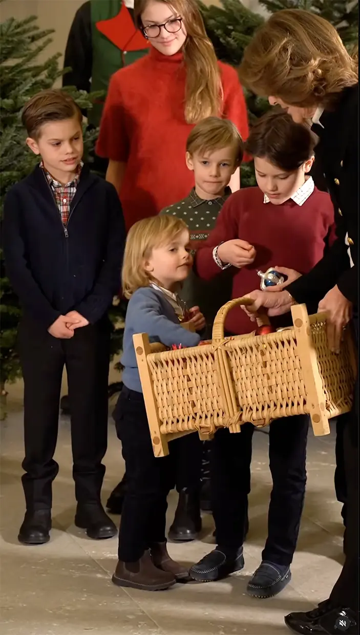 Silvia de Suecia dando adornos a sus nietos para colgar en los árboles de Navidad.