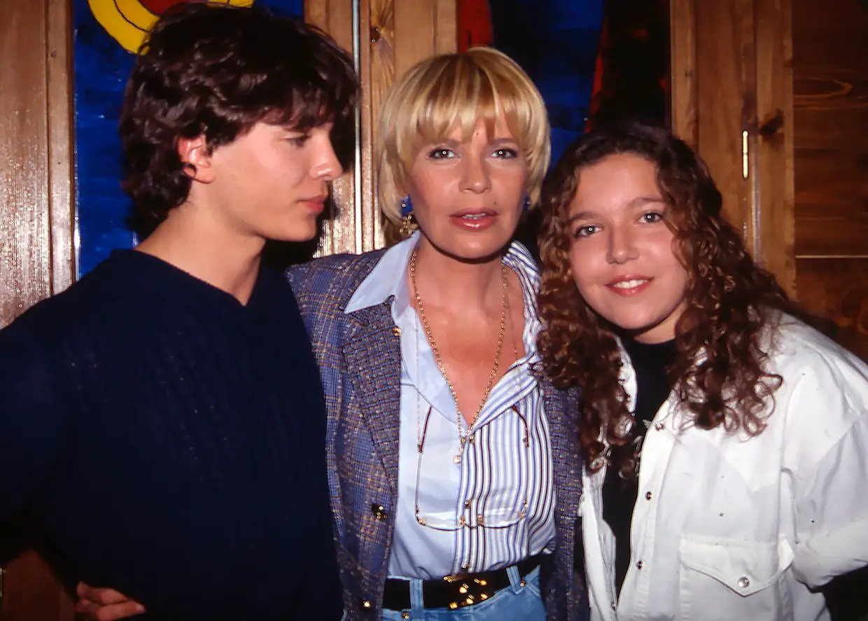 Ángel y Sofía Cristo junto a su madre Bárbara Rey cuando eran adolescentes.