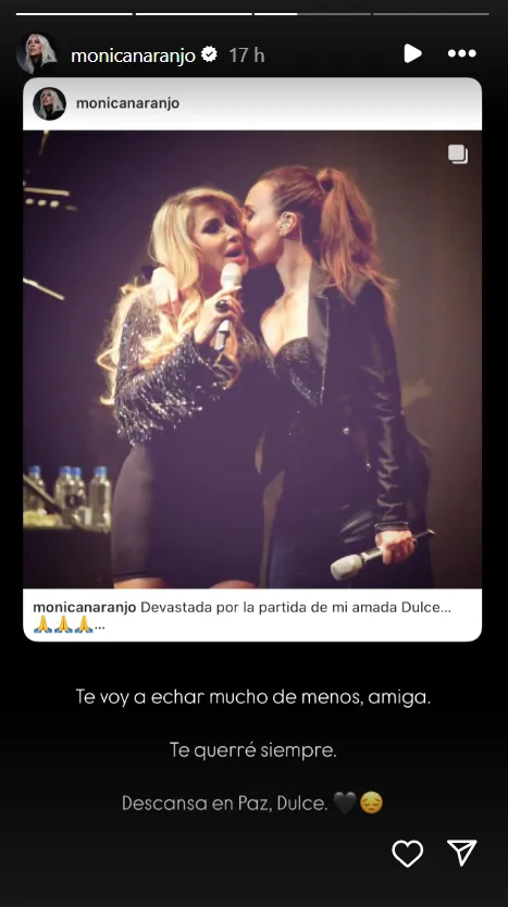 Marta Sánchez en el escenario con la cantante mexicana Dulce