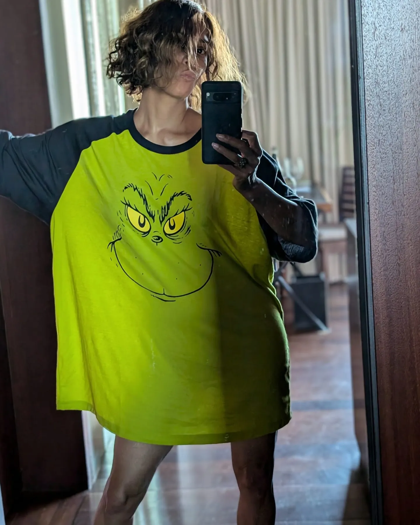 Halle Berry en una imagen con camisón del Grinch en navidad de 2024