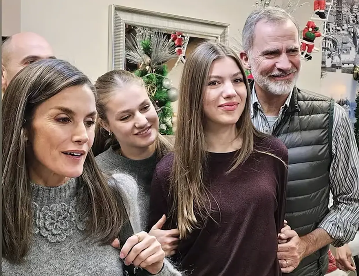 Los Reyes y sus hijas, en el restaurante en el que comieron.