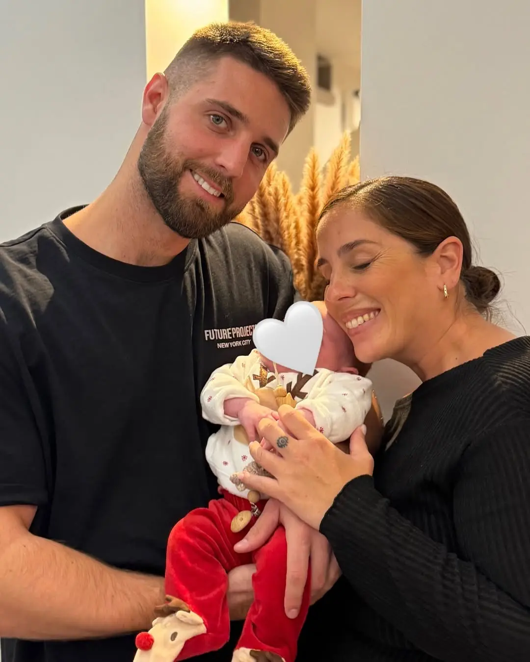 Anabel Pantoja y David Rodríguez, junto a su hija, Alma.