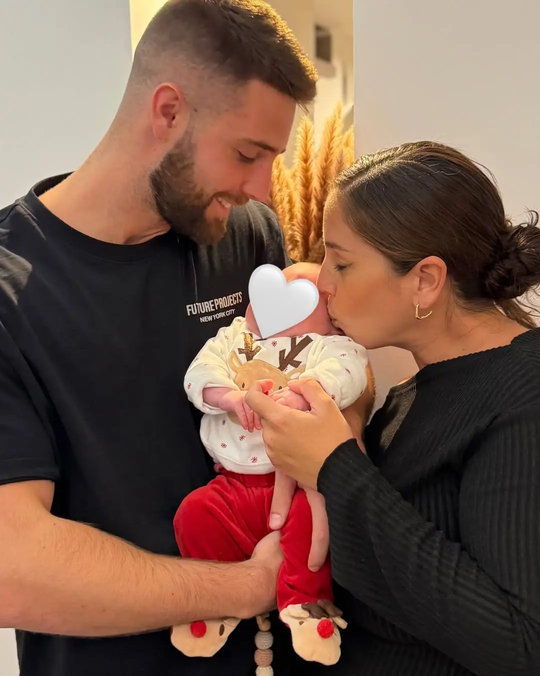 Anabel Pantoja y David Rodríguez, junto a su hija, Alma.