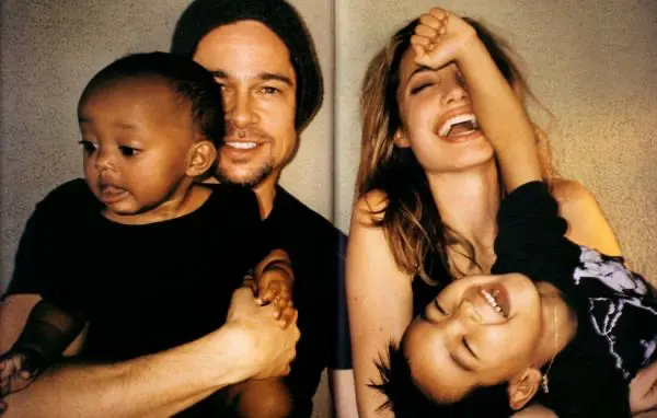 Angelina Jolie y Brad Pitt junto a sus dos hijos, Maddox y Zahara.