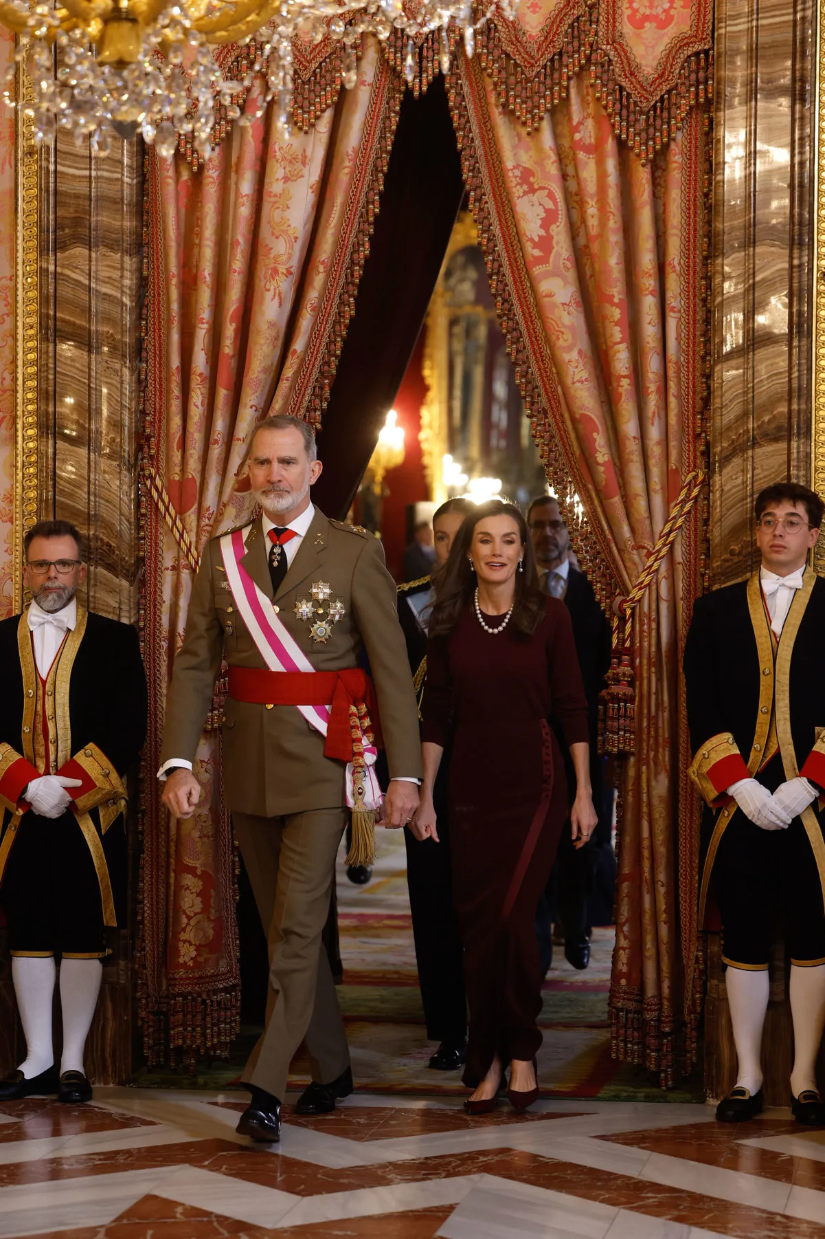 Los Reyes Felipe VI y Letizia, junto a la Princesa de Asturias en la Pascua Militar 2025