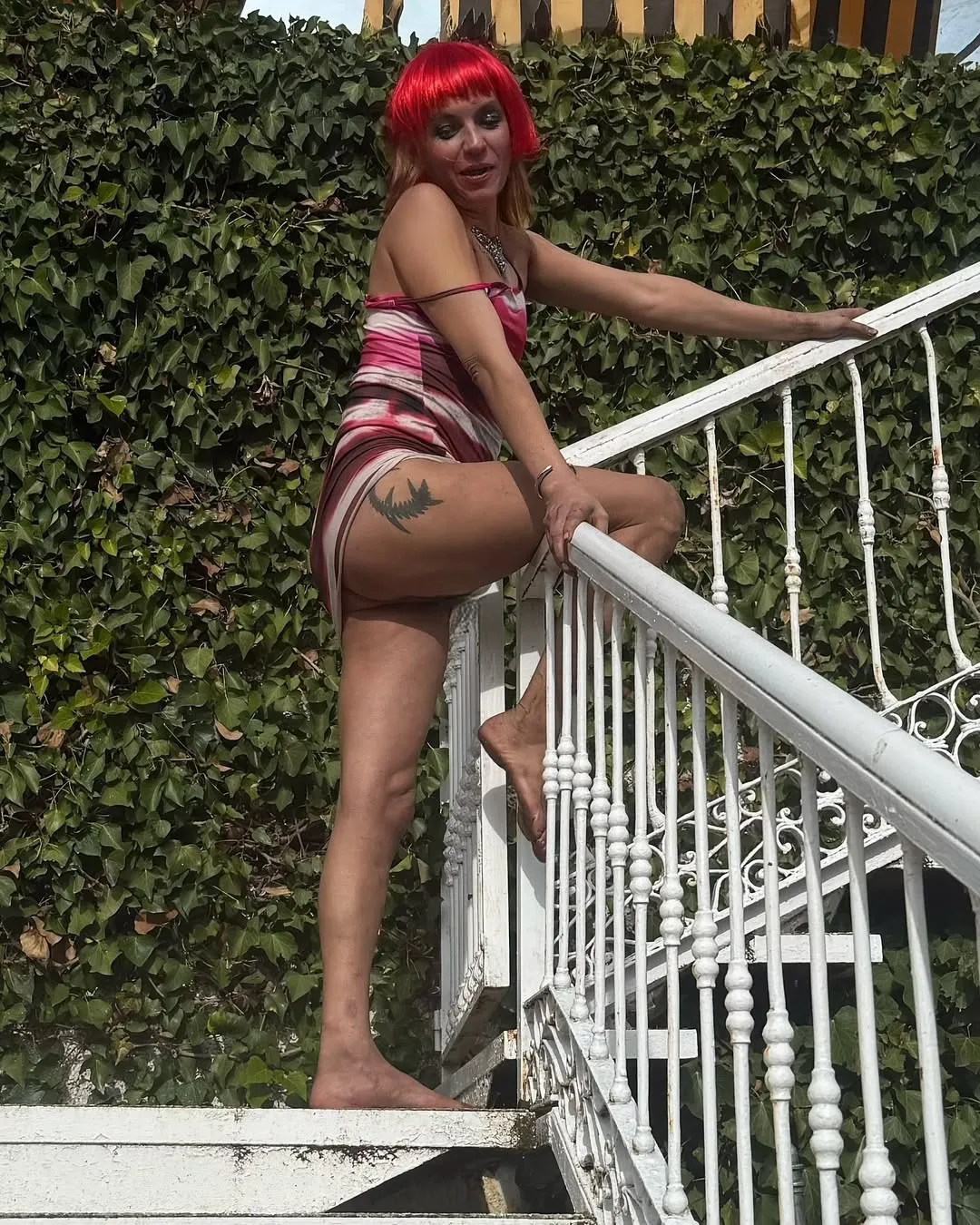 Sheila Devil en una foto en una escalera sin ropa interior