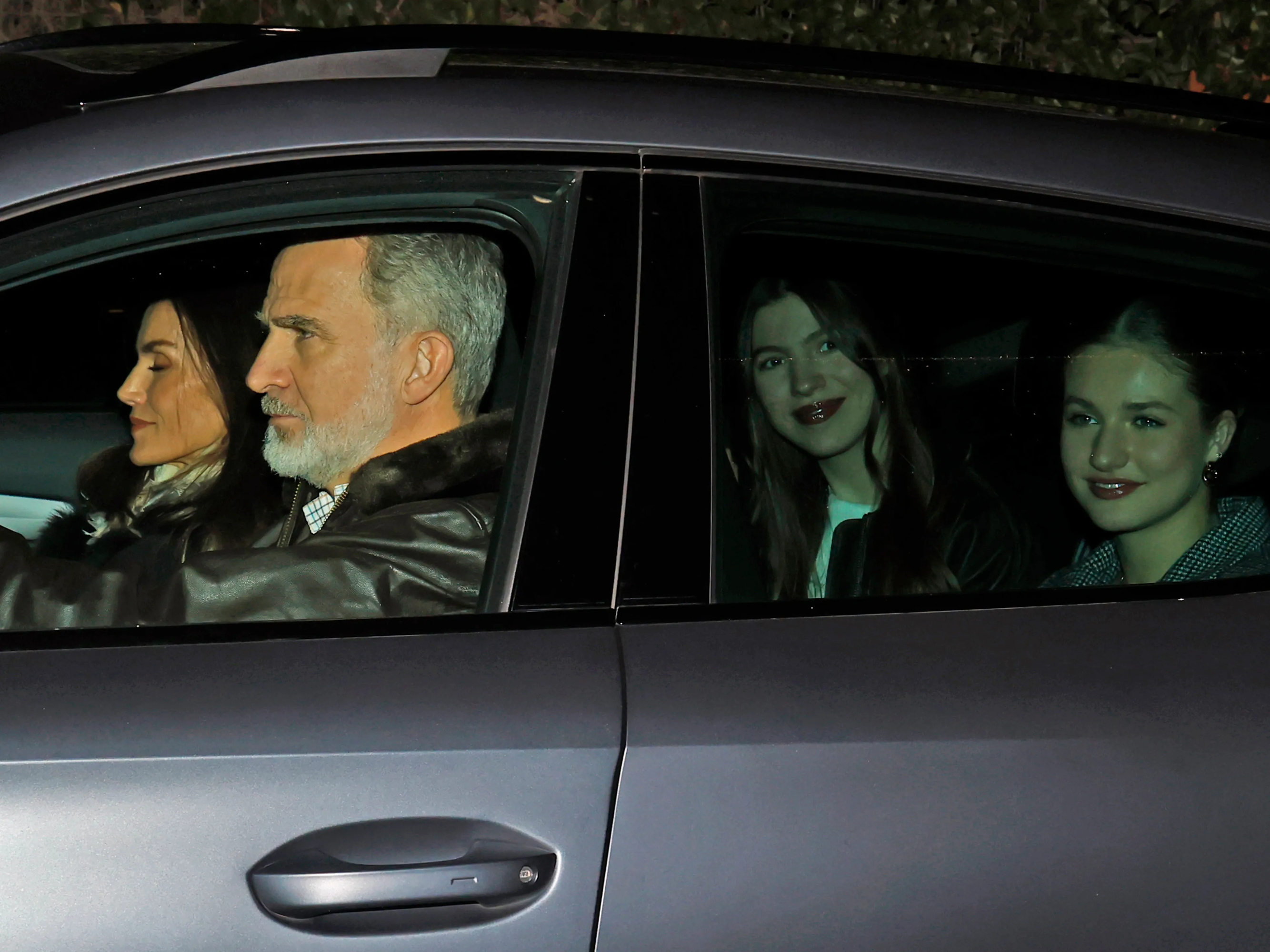 La familia real saliendo de casa de Jesús Ortiz tras la merienda de Reyes