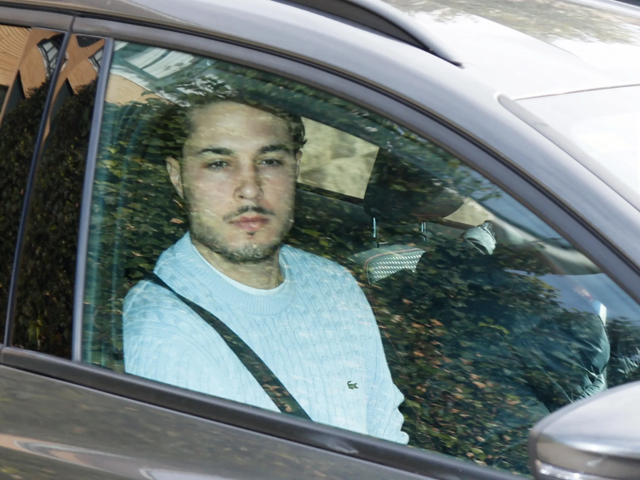 Carlo Costanzia llega a casa de Terelu en un coche conducido por José Carlos Bernal, marido de Carmen Borrego. Foto: Europa Press.