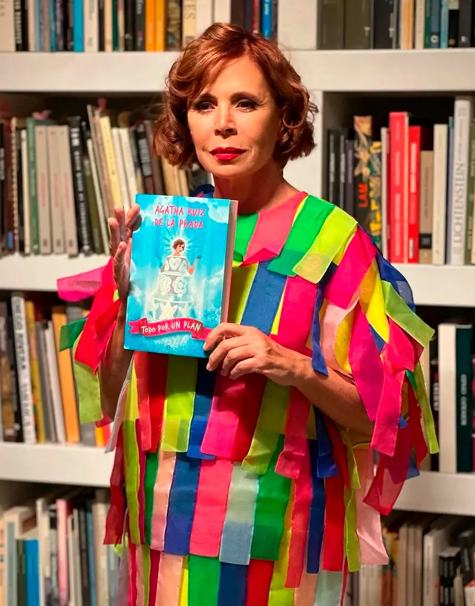 Ágatha Ruiz de la Prada con su libro.