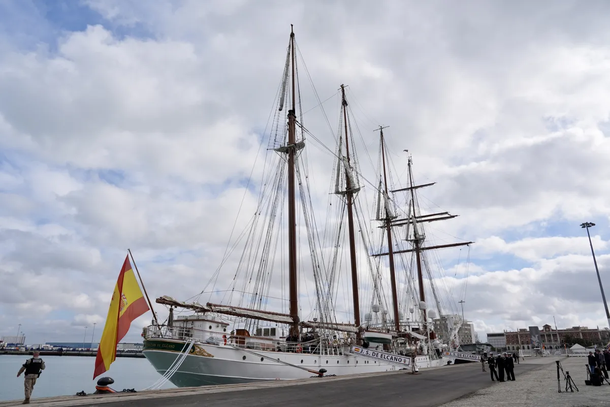 El Juan Sebastián Elcano, amarrado en el Puerto de Cádiz.