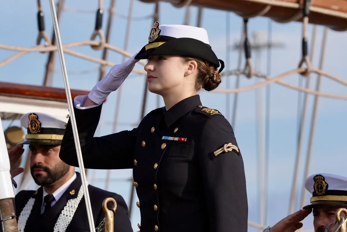 Leonor, embarcando en el Juan Sebastián Elcano.