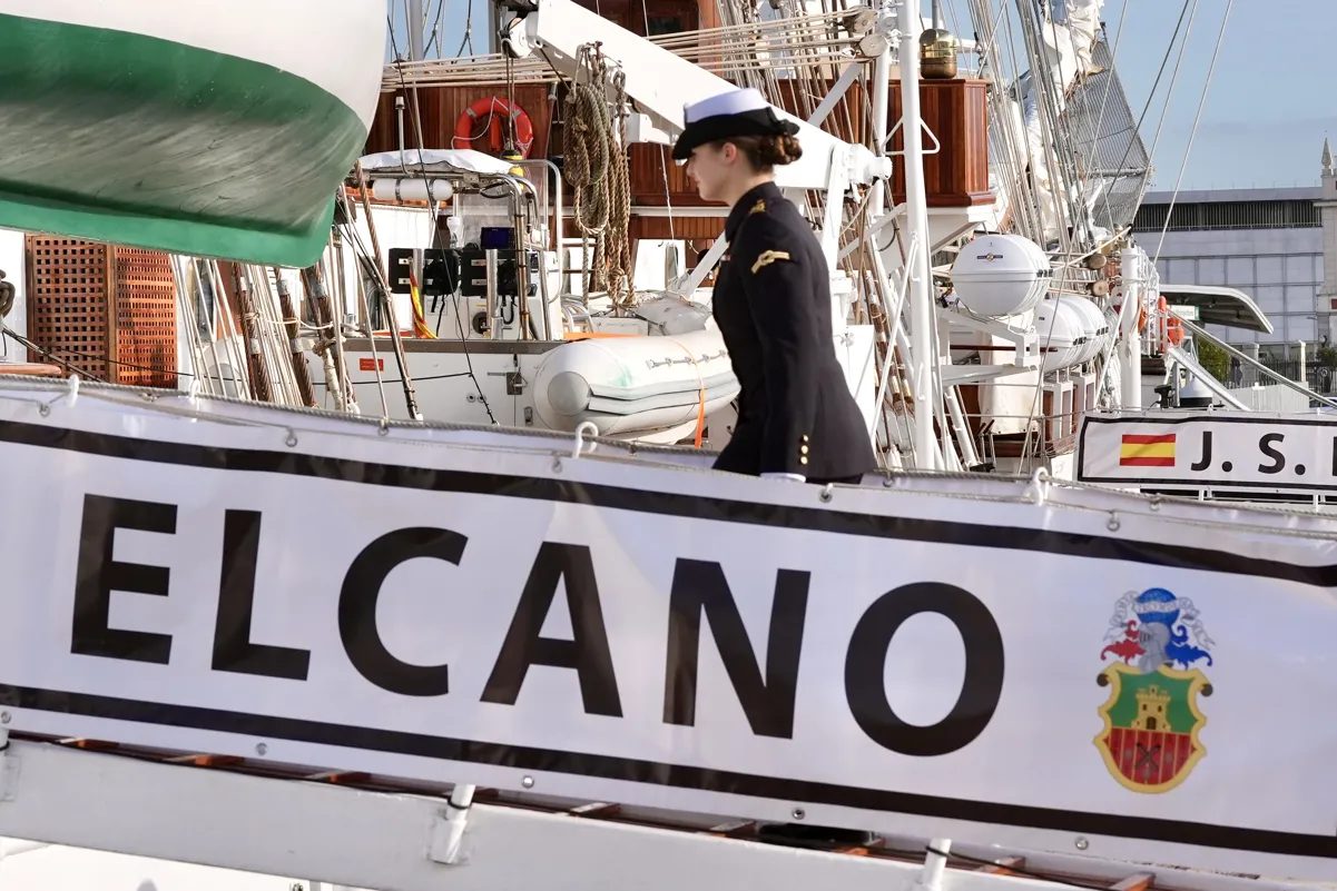 Leonor, embarcando en el Juan Sebastián Elcano.