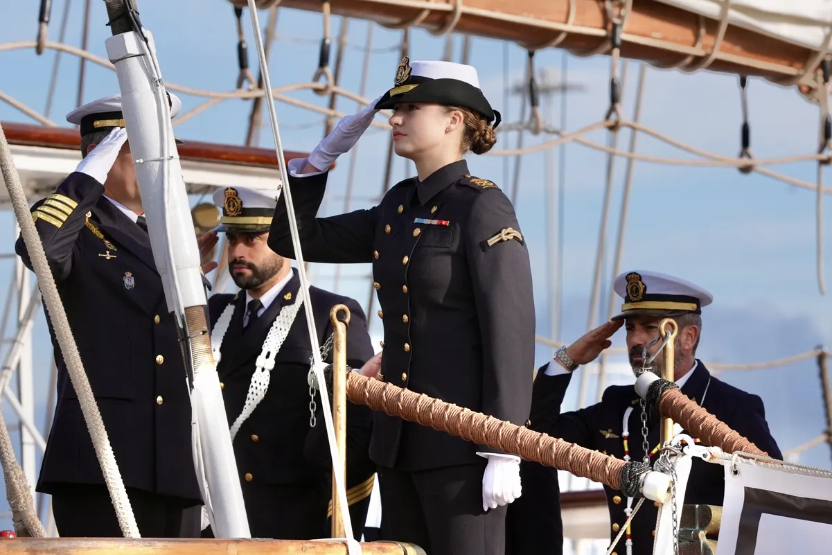 Leonor, embarcando en el Juan Sebastián Elcano.