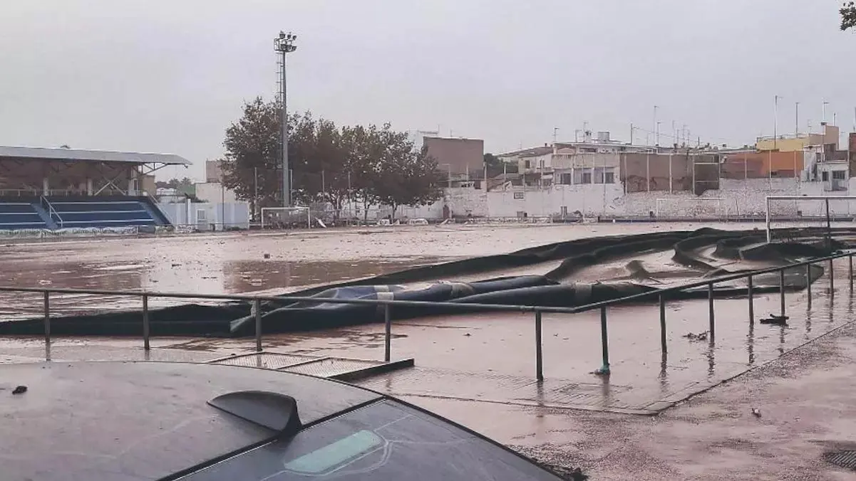 Así quedó el campo de fútbol del polideportivo Jaume Ortí.