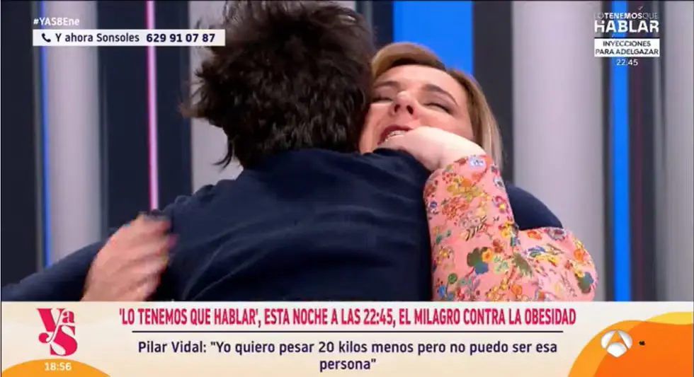 Sonsoles Ónega abrazando a Pilar Vidal en 'Y ahora Sonsoles'.