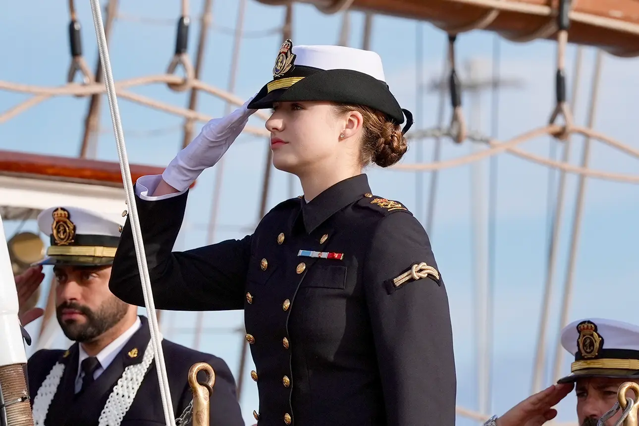 La princesa Leonor a bordo del Juan Sebastián Elcano, haciendo un saludo militar