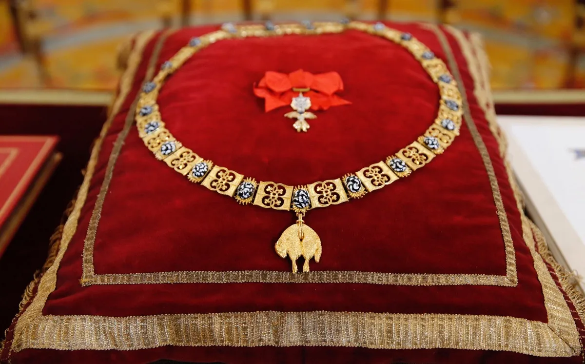 El collar y la insignia del Toisón de Oro.