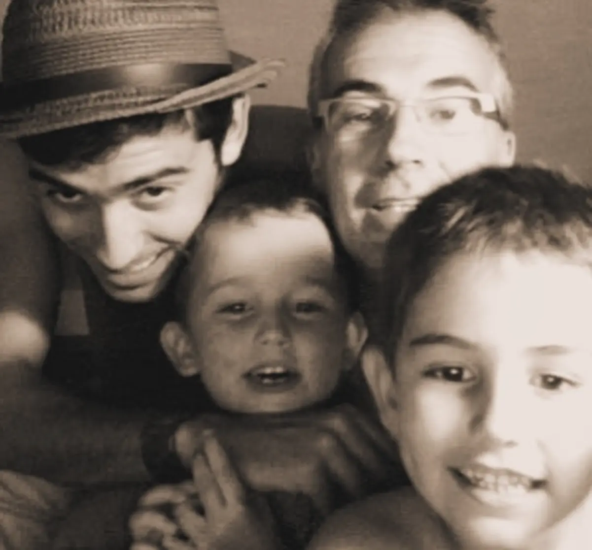 David Cantero con sus 3 hijos.