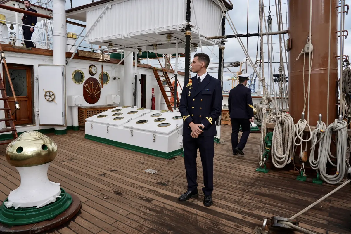 Leonor en barco Elcano